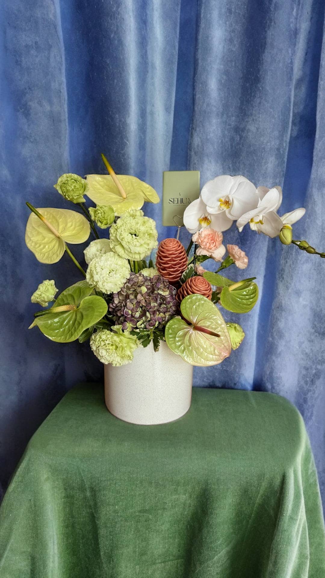 Arreglo en jarrón con rosas y delphinium