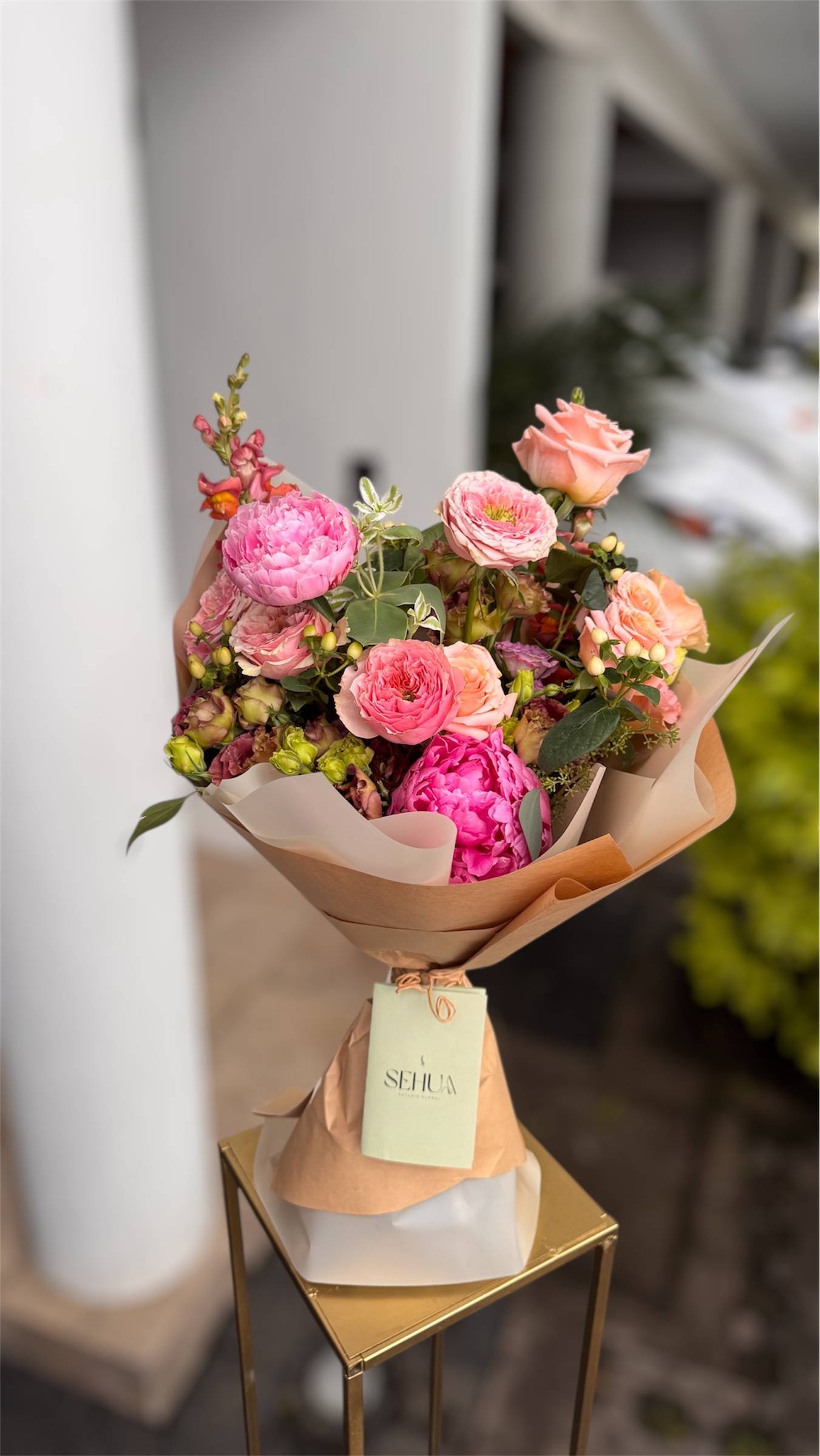 Arreglo en caja con anthurium y rosas