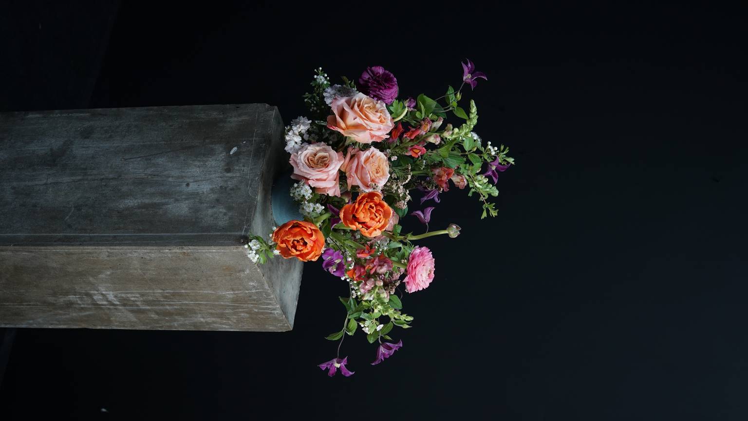 Diseño floral sobre pedestal